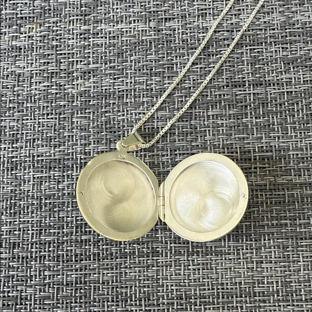 BNIB Sterling Silver Locket Necklace With 17” Box Chain - Picture 2 of 3